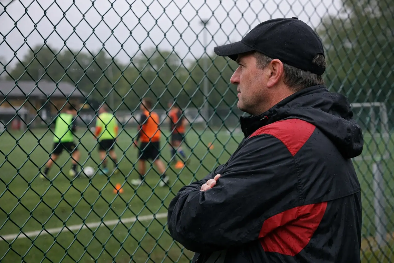 Engagierter Fußballfan beobachtet aufmerksam das Training einer Amateurmannschaft